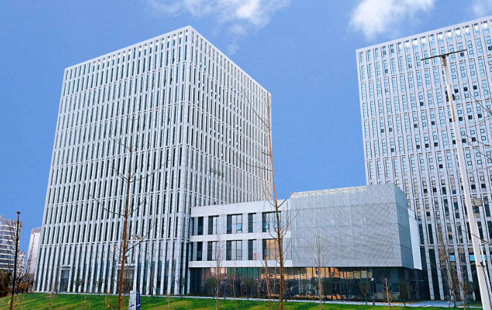 2025年企业官网搭建技术选型：响应式布局与SEO友好性分析